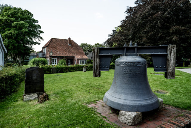 Die alte Glocke auf dem Gelände der Kirche